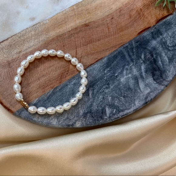Beautiful Genuine White Pearl Stretch Bracelet 14K With Bear Motif - Picture 1 of 11